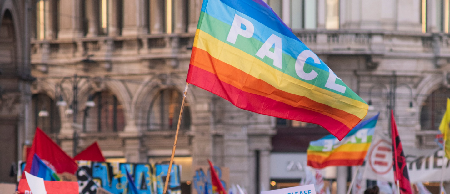 Bandiera della pace al vento